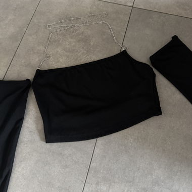 Top nero con catena