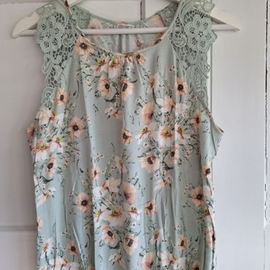 Top in pizzo floreale color menta