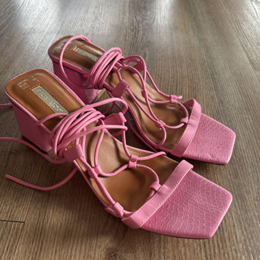 Sandali con tacco rosa con allacciatura