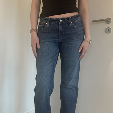 Straight leg, mid waist Jeans 