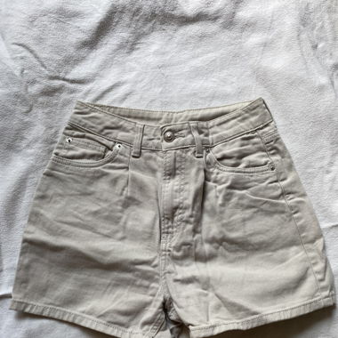 Short beige taille haute