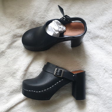 Black heeled sabots