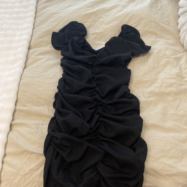 Schwarzes gerafftes Minikleid