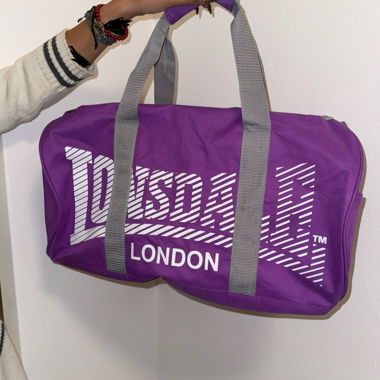 LONSDALE SPORT BAG IN PINK/PURPLE