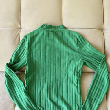 Grünes Langarmshirt mit Rippenstruktur