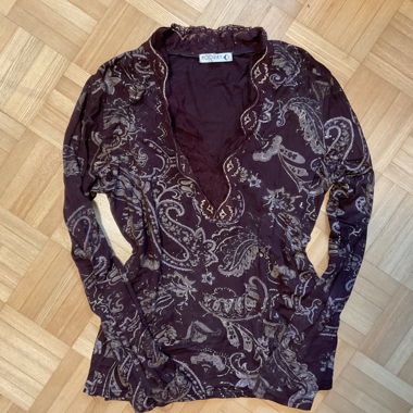 top vintage avec accents dorés