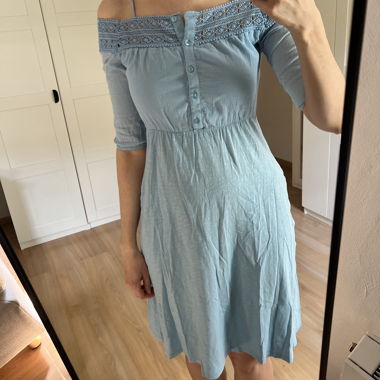 Robe bleue col brodé 