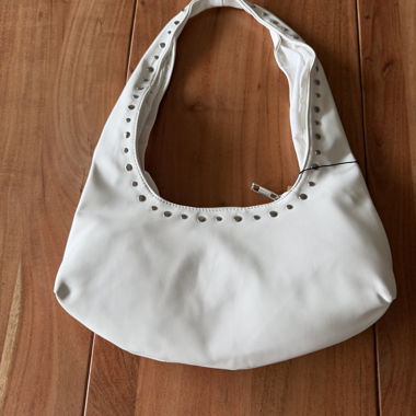 Borsa a tracolla con borchie bianche