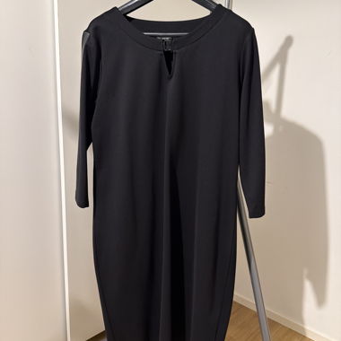 Schwarzes Kleid mit 3/4-Aermeln