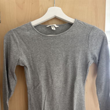 Graues Langarmshirt