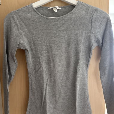 Graues Langarmshirt