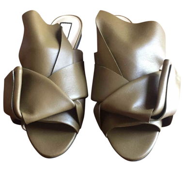 Sandali Slip-On in Pelle Olive con Nodo Nº21
