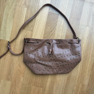 Bellissima borsa a tracolla marrone chiaro