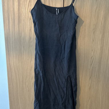 Schwarzes Trägerkleid mit schlitz
