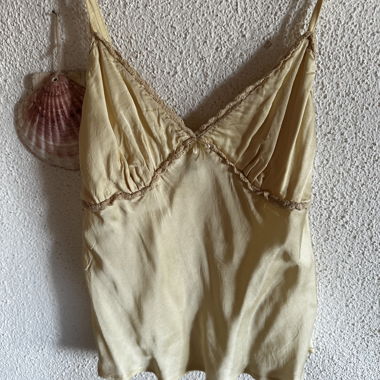Top in raso giallo con pizzo di Subdeud 