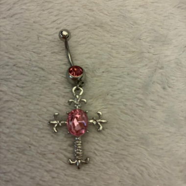 Piercing all’ombelico con pietra rosa