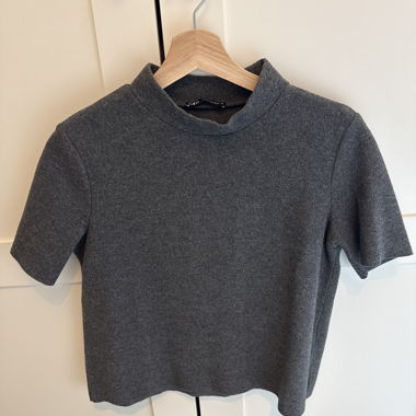 Top grigio scuro con collo alto