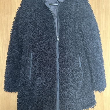 Cappotto nero in eco-pelliccia riccia