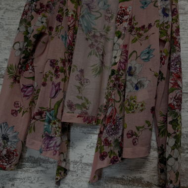 Fliederrosafarbenes Blumenstrickjäckchen