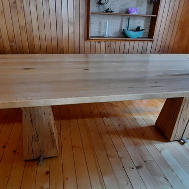 Holztisch massiv, 3 echt-Leder Stühle und Sitzbank