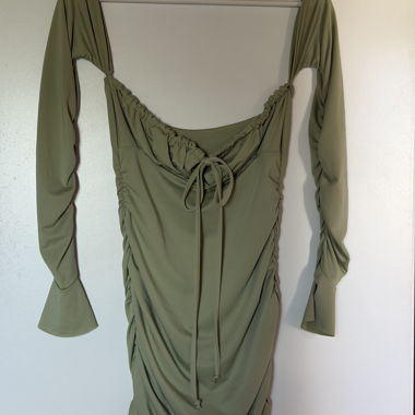 Robe pour sortir vert olive avec détails