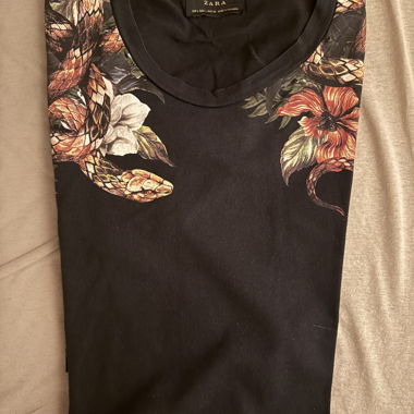 T-shirt nero con motivi di serpenti e fiori