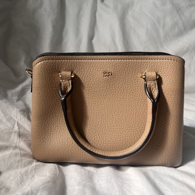 Piccola borsa a mano beige in similpelle grana