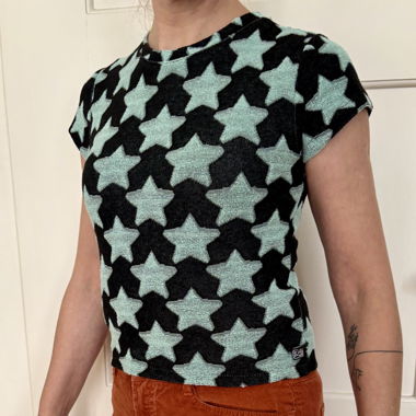Buntes Sternen-Shirt aus Plüsch