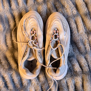 Baskets Adidas Ozelia Chunky blanches