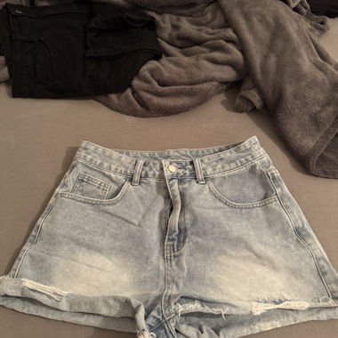 Blaue Shorts mit Muster