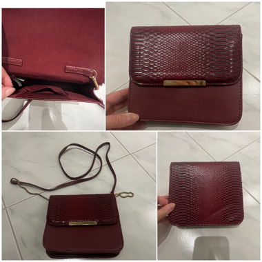 Kleine Handtasche in Weinrot mit Schlangenoptik
