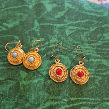 Paire de boucles d’oreilles dorées vintage