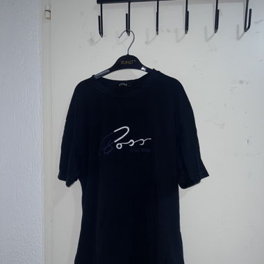 Schwarzes T-Shirt mit Hugo Boss Logo