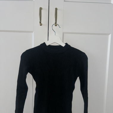 Strickpullover mit goldenen Knöpfen