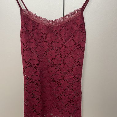Top bordeaux en dentelle
