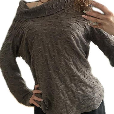 Maglione marrone testurizzato con collo a scialle