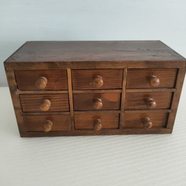 Kleine Kommode aus Holz