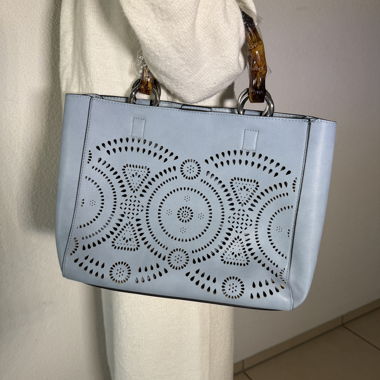 Borsa azzurro chiaro con manici in bambù