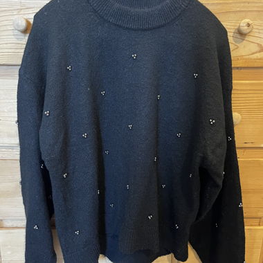 Schwarzer Pullover mit Perlen