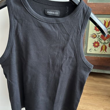 basic black cropped tank top