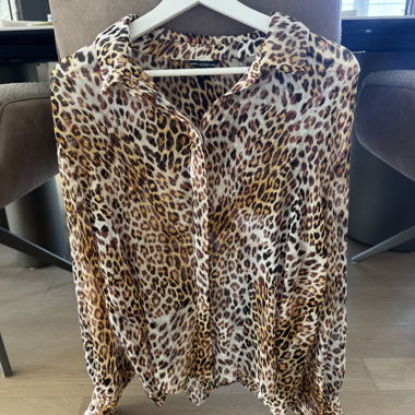 Blusa Guess con motivo leopardato