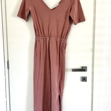 Rosa Maci Kleid mit V-Ausschnitt