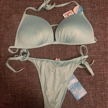Hellblauer Bikini-Set