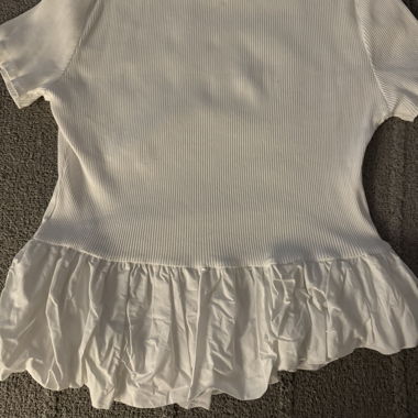 T-shirt blanc avec volants en bas