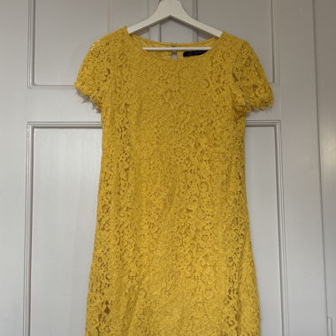 Gelbes Kleid von Zara