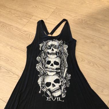 Schwarzes Kleid mit Skulls