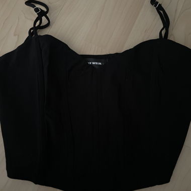 Haut noir à bretelles corset
