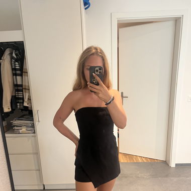 Schwarzes Mini Jumpsuit-Kleid