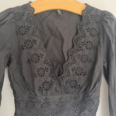 Black lace long-sleeve crop top
