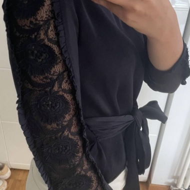 Haut satiné avec dentelle ZARA, taille XS